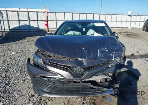 2020 Toyota Camry Le z USA, uszkodzony, nr VIN 4T1C11AK0LU385424